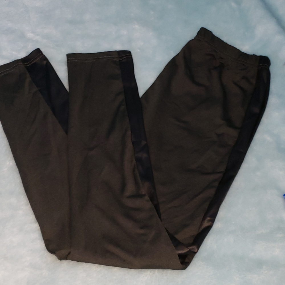 Black leggings with 2 type of fabric size is one